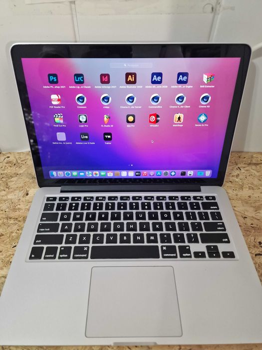MacBook Pro 2015 com vários programas)