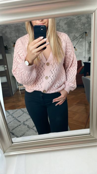 Pudrowy sweterek na guziki  Niwy nieużywany  Mega miłe materiał  Gorąc