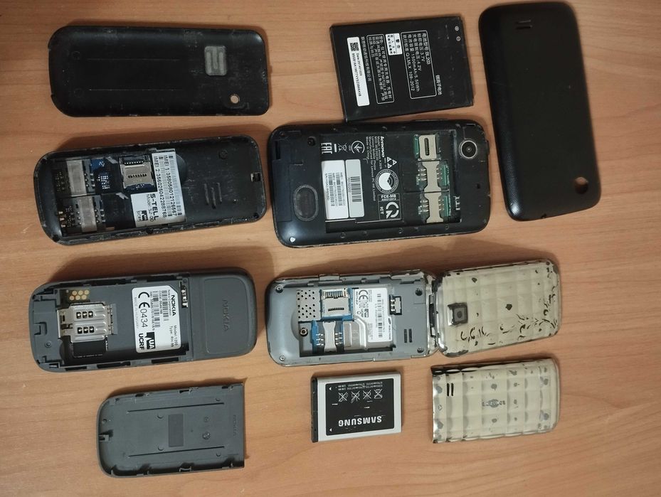 4 непрацюючих телефона(1смартфон та3 кнопочних)+тонка зарядка на Nokia