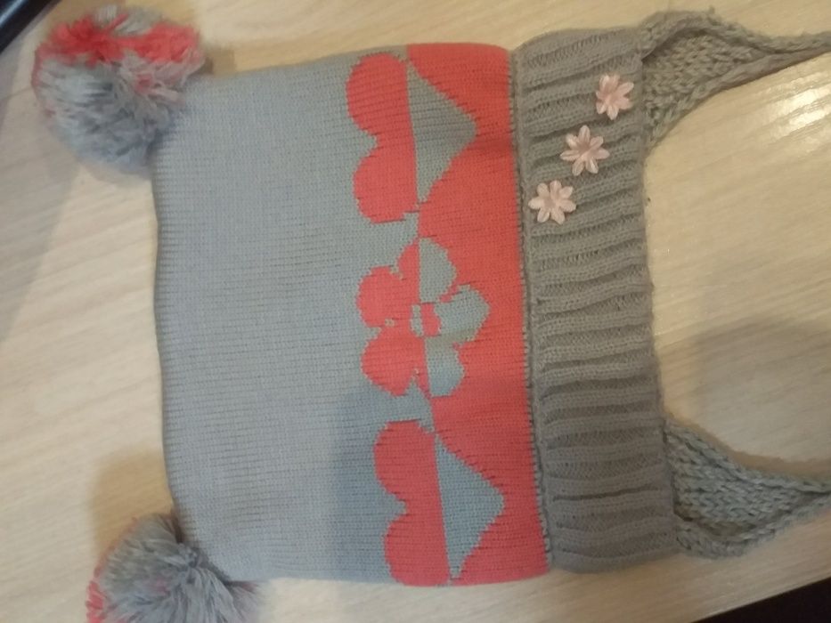 Шапка на термопідкладці  в дуже гарному стані.