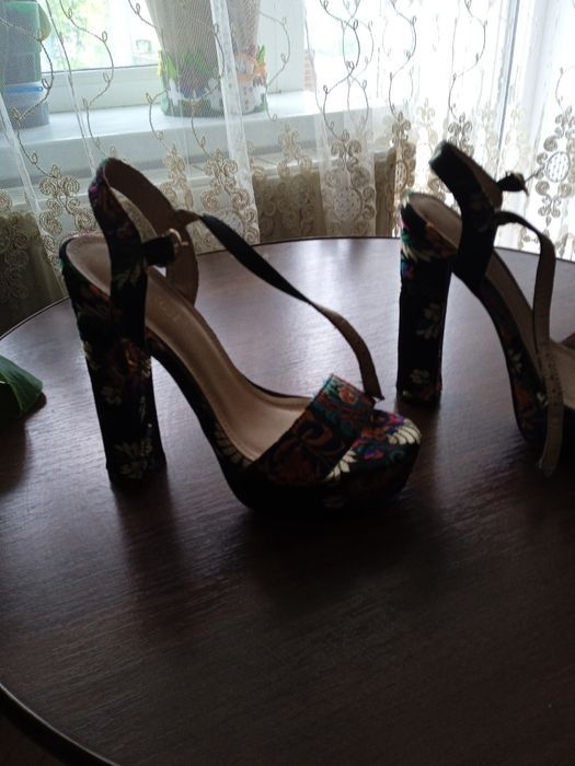 Продам босоніжки