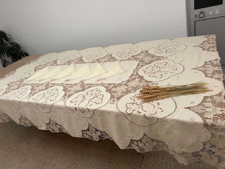 Magnífica toalha de mesa em linho e renda de Veneza, uma verdadeira obra de arte artesanal!