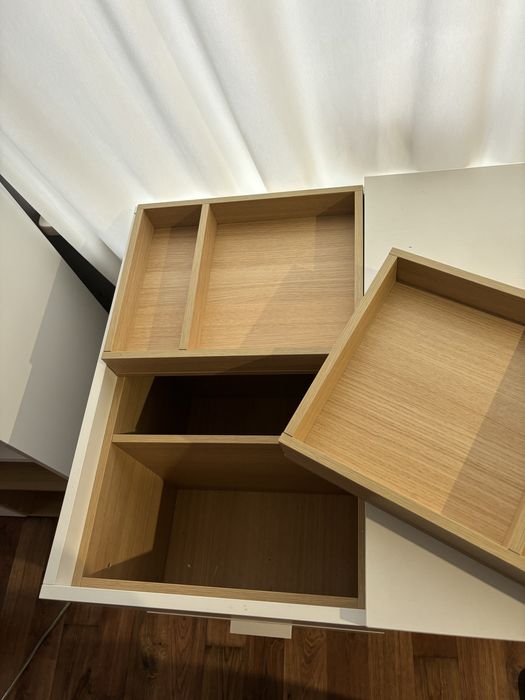 Biurko białe z drewnianymi wstawkami