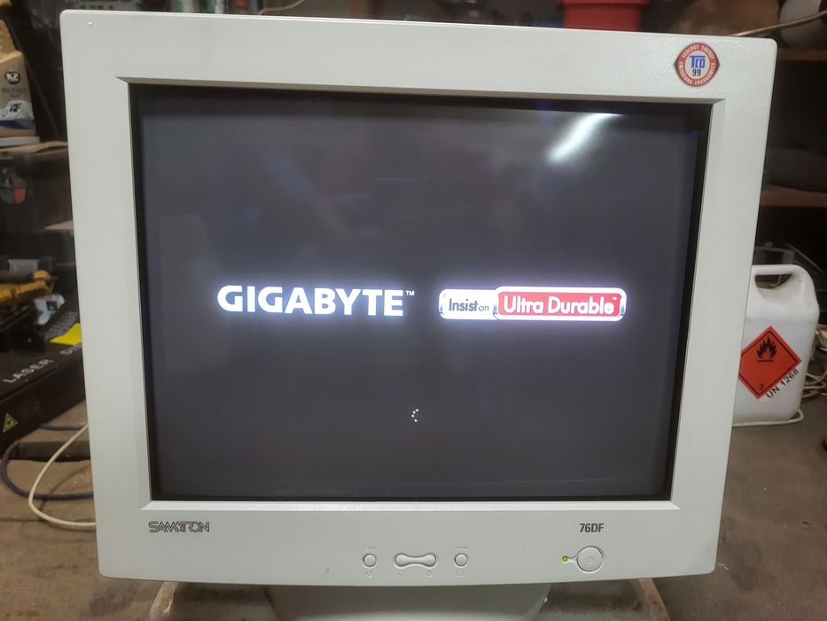 Monitor komputerowy Samtron 76DF dedykowany do gier  retro