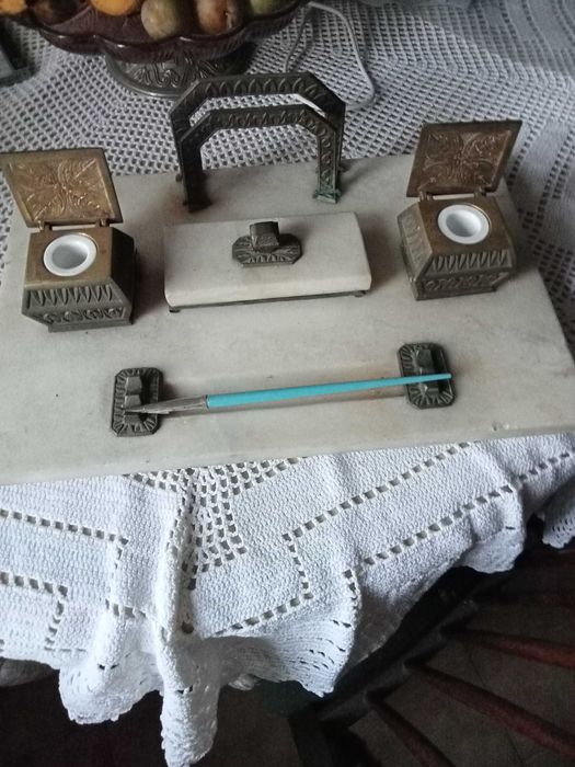escola antiga-tinteiro em mármore +tinteiro em bronze com mata borrão
