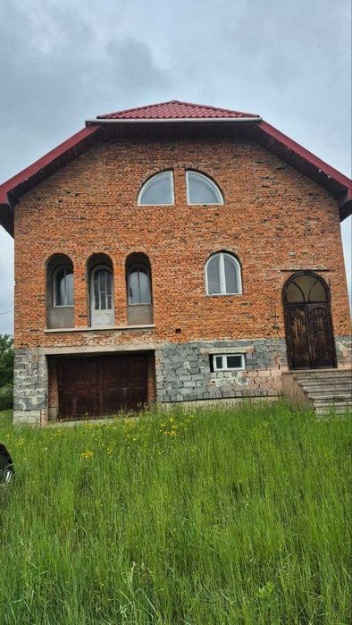 Продаж будинку у затишній локації.