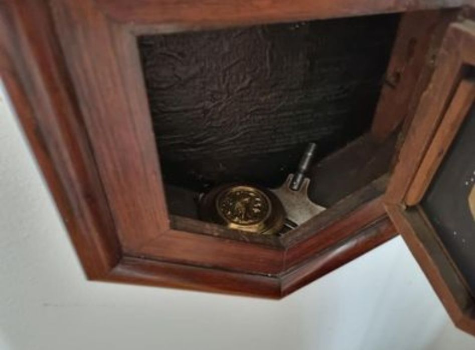 Relógio de parede centenário