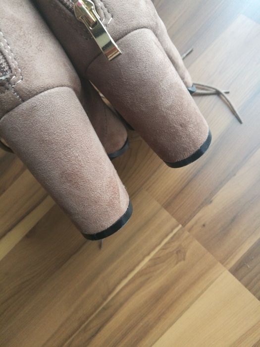 Beżowe botki z ekozamszu