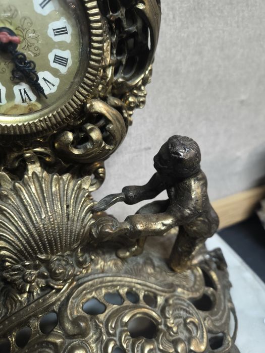 Relógio de Mesa Dourado Antigo
Este relógio de mesa antigo apresenta u