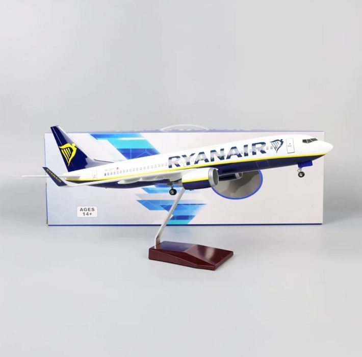 Ryanair Boeing 737-800 com luzes led na cabine, escala 1/067