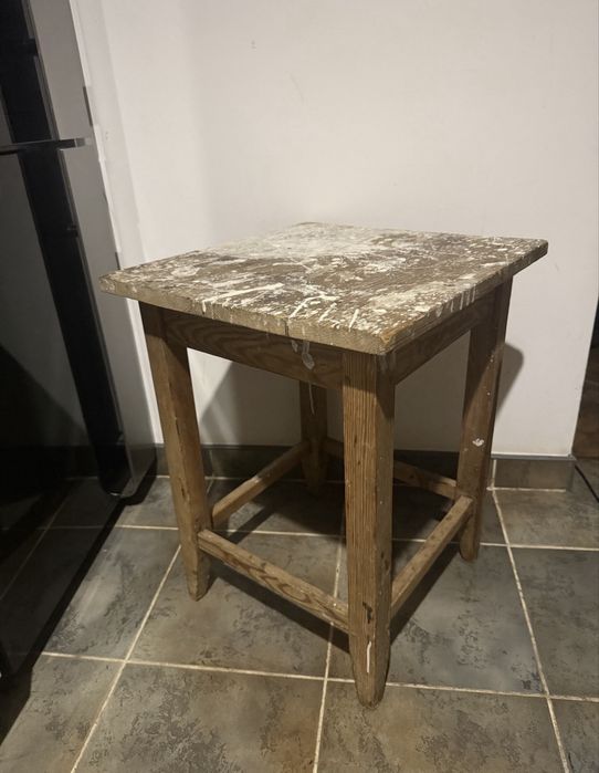 Wysoki drewniany stołek solidny vintage prl stan bardzo dobry pomalowany farba