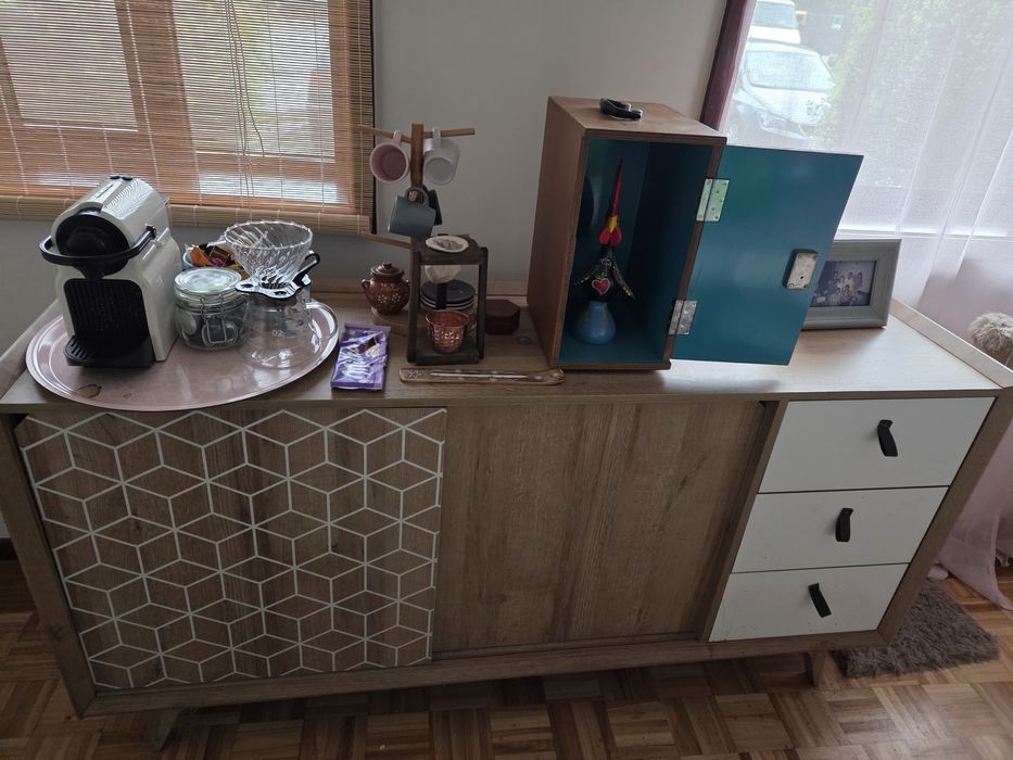 Aparador sofisticado com  4 divisões e 3 gavetas