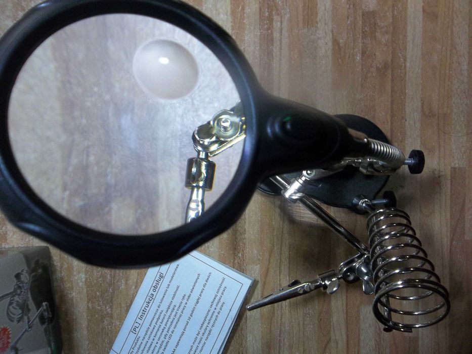 Держатель плат и паяльника MG16126-A с LED-подсветкой и двойной лупой.