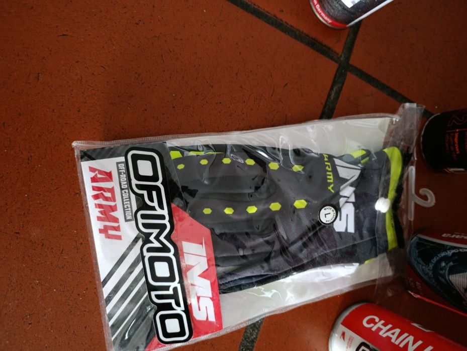 Óleo liqui Moli  moto 4 LT, luvas IMS Army, spray de corrente liqui Moly, lubrificante de corrente honda e outro da CEPSA ,liqui Moly motor bike  Clea