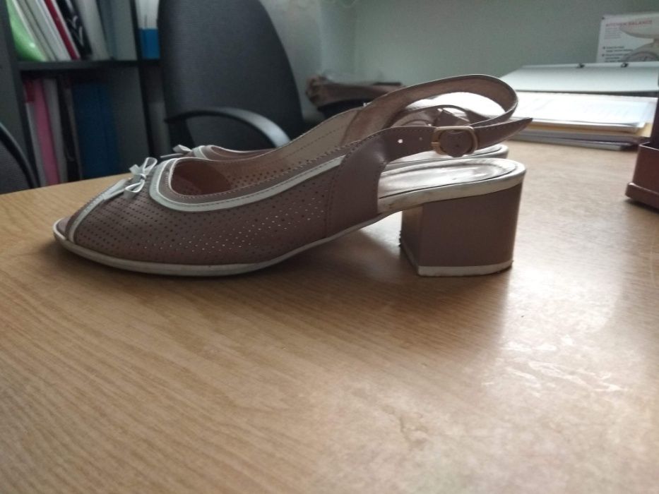 Продам босоножки