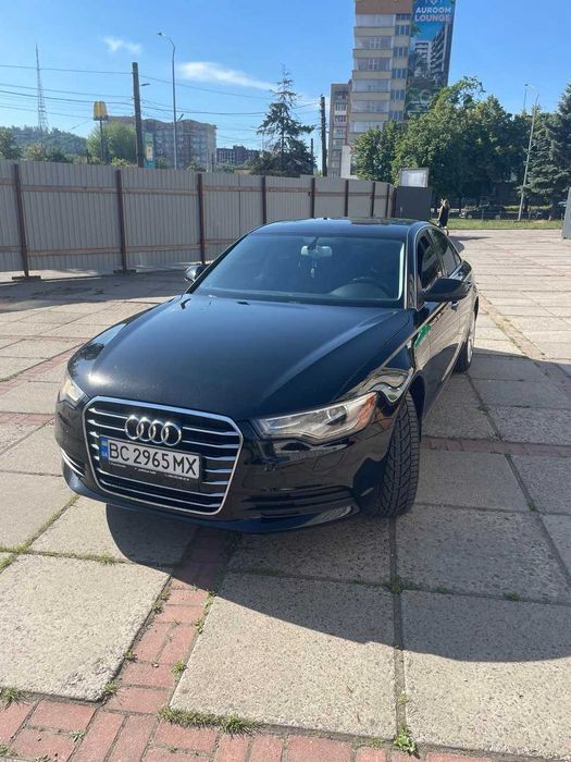 Продам Audi A6 2013 року в кузові C7. Автомобіль з дизельним двигуном об'ємом 3.0 л з повним приводом quattro та автоматичною коробкою передач.
