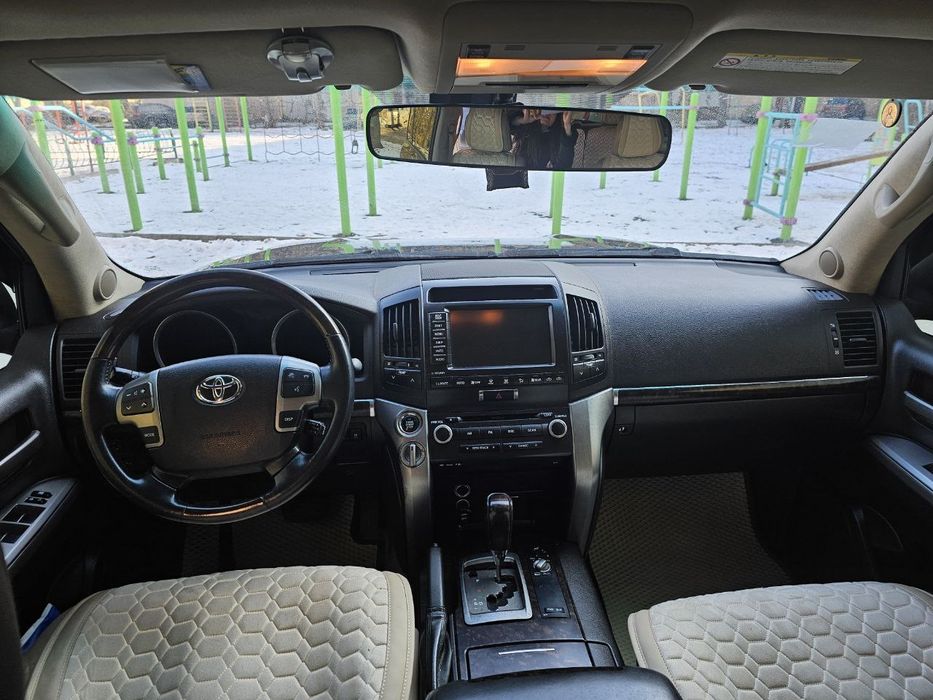 Toyota Land Cruiser 200