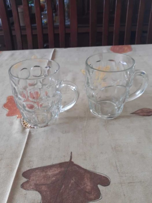 2 canecas grandes para cerveja. Para desocupar.