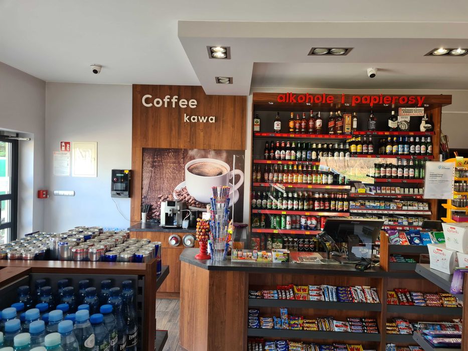 Stacja paliw z Paczkomatem i wypożyczalnią przyczep