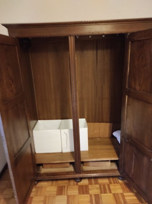 Roupeiro/ guarda roupa em madeira D. João V