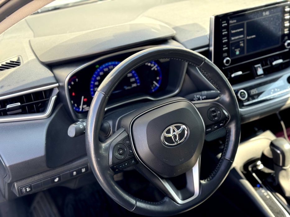 Прокат Toyota Corolla Hybrid у Львові.