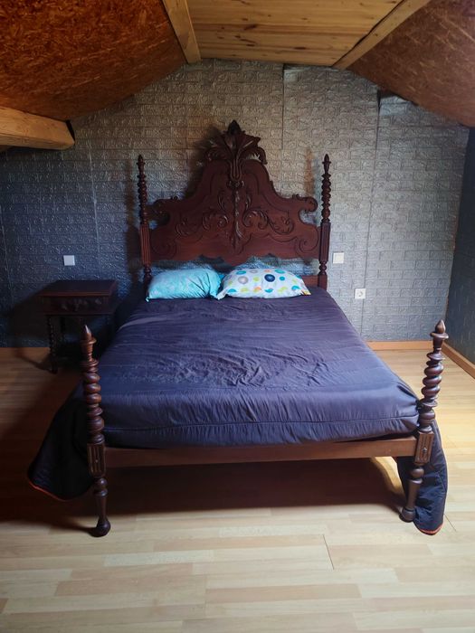 Cama Casal Completa (sem colchão) + 1 Mesinha Cabeceira