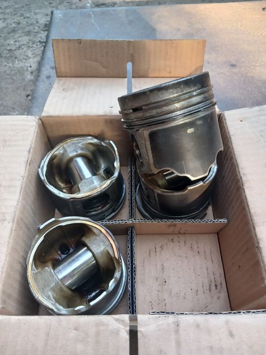 Продам комплект поршней