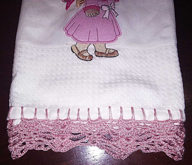 Pano com ponto de renda cor de rosa feito à mão