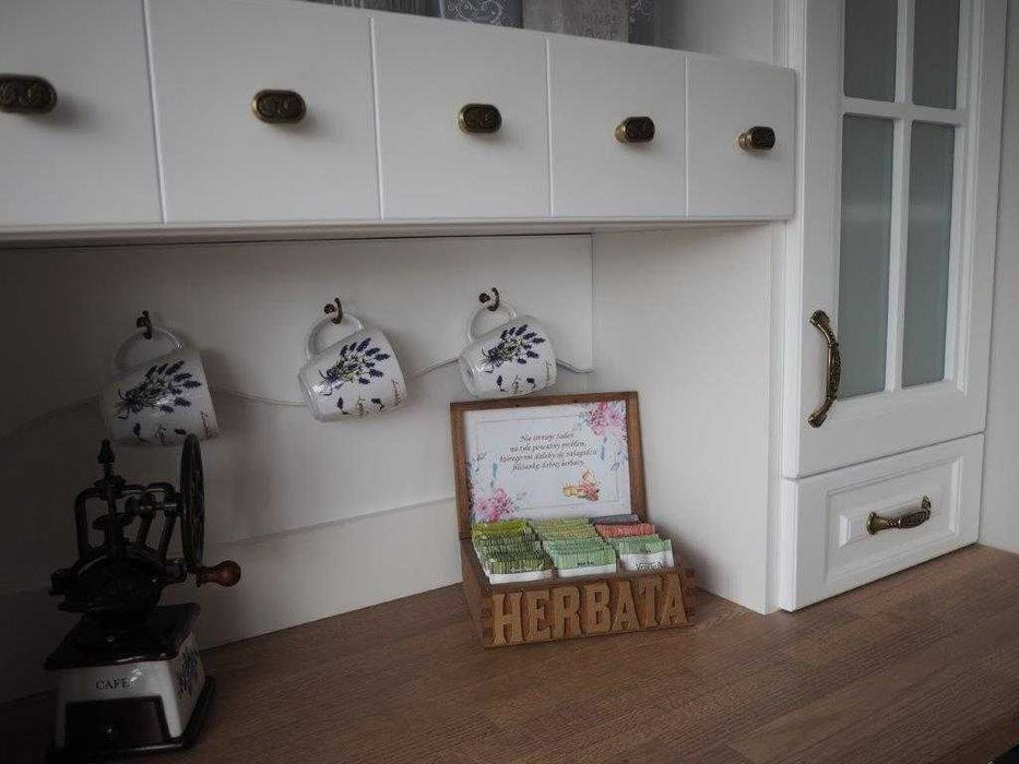 Kredens kuchenny biały w stylu Angielskim