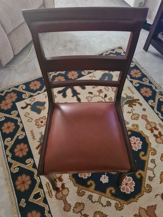 Mesa em madeira mogno e conjunto de 8 cadeiras em óptimo estado