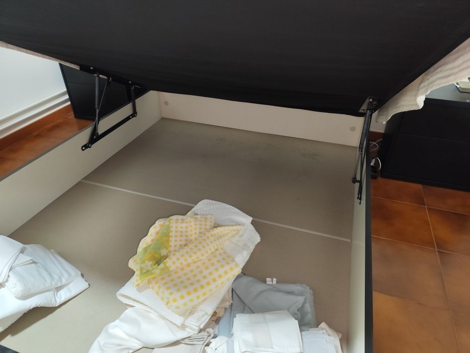 Cama de casal com pouco uso