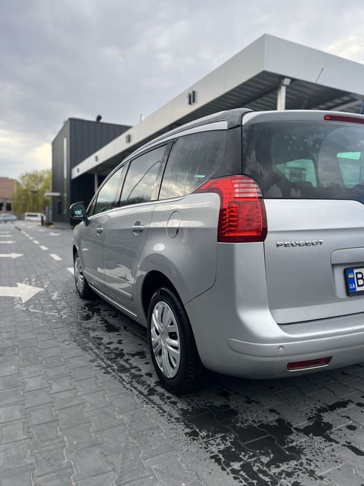 Авто Peugeot 5008