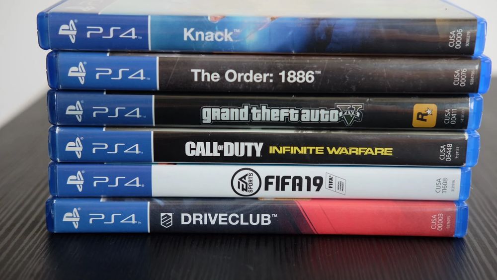 Playstation 4 com 6 Jogos e Comando
