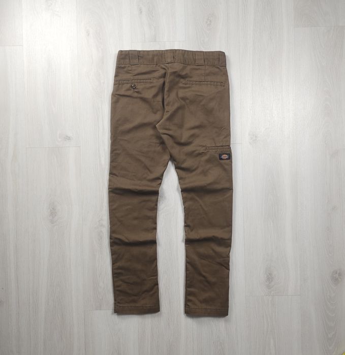 Calça de trabalho Dickies castanha, estilo utilitário slim direito