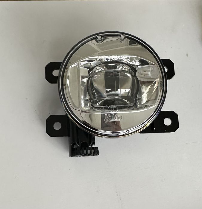 Farol de nevoeiro esquerdo Mitsubishi Fuso 2021