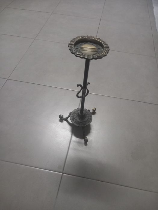 Cinzeiro  de pé  (metal)