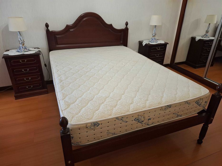 Mobília de quarto mogno usada, em muito bom estado.