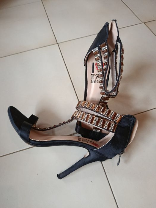 Sandália de cerimónia cetim e brilhantes