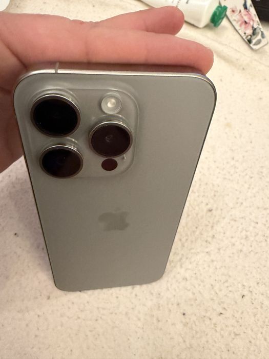 Iphone 15 pro . Tytan naturalny