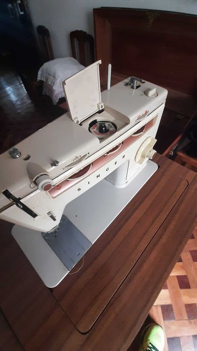 Máquina de costura Singer anos 70 com móvel original