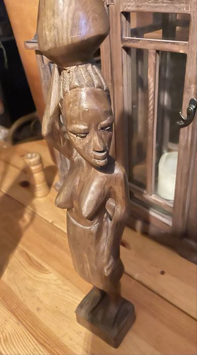 Afrykańska drewniana figura kobiety