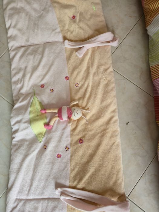 Resguardo e endredon de cama de bebe