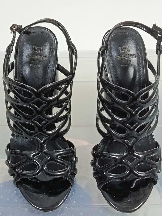 Sandálias lindas de salto alto pretas verniz