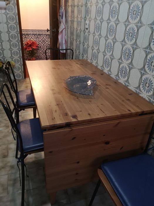 Mesa de cozinha mais 4 cadeiras