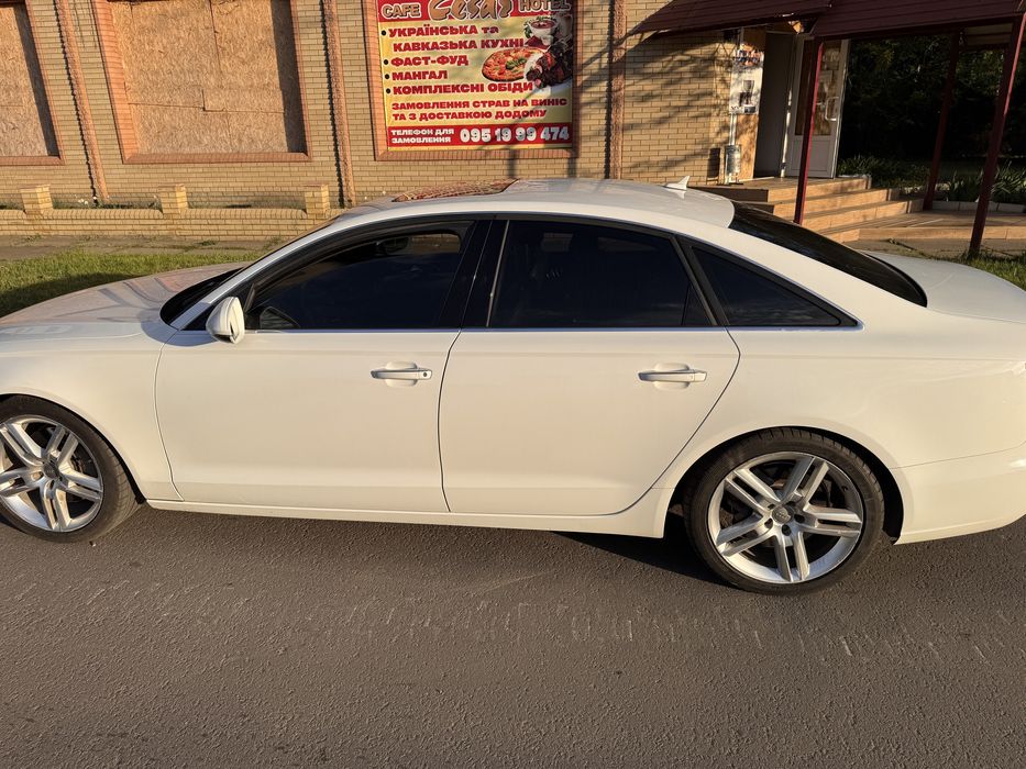 Автомобиль AUDI A6
