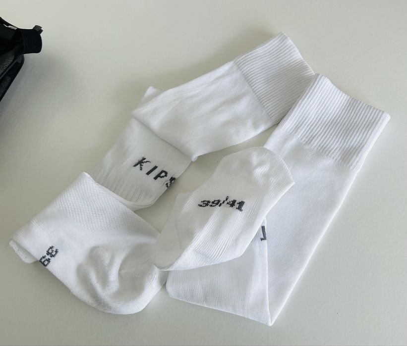 Caneleiras pretas e meias brancas de futebol KIPSTA