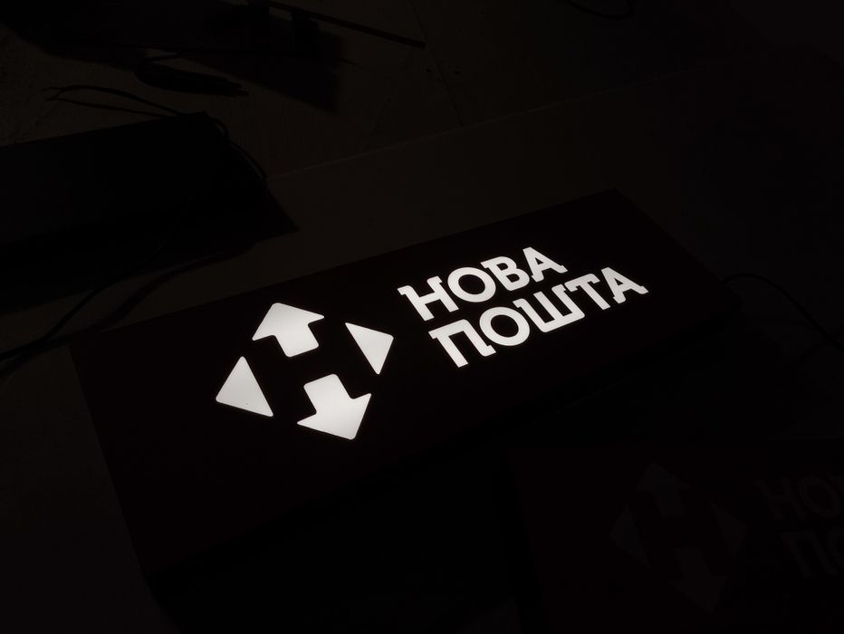 Світлова табличка під скло Авто для курьєрів Нова Пошта, Укрпошта, SAT