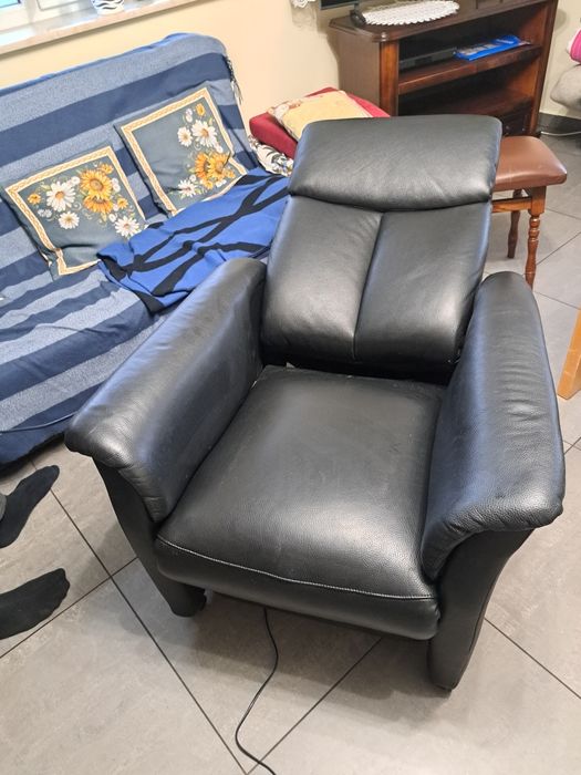 Fotel pionizujący skórzany czarny wyrzutnia- ułatwiający wstawanie