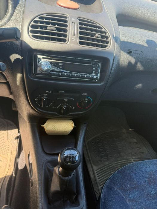 Sprzedam samochód osobowy peugeot 206