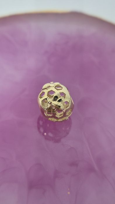 Nowy złoty charms ażurowa kulka pszczoła 585